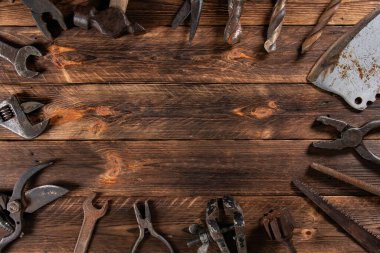 Eski çalışma aletleri. Ahşap arkaplanda eski çalışma araçları.