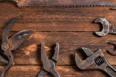 Ahşap tahtalarda kirli el aletleri..