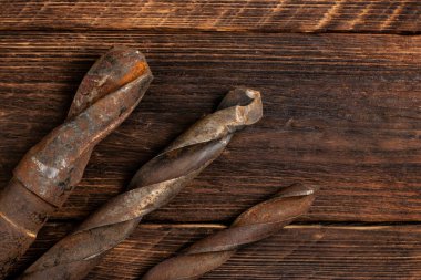 Tahta tahtalarda farklı boyutlarda metal matkap seti..