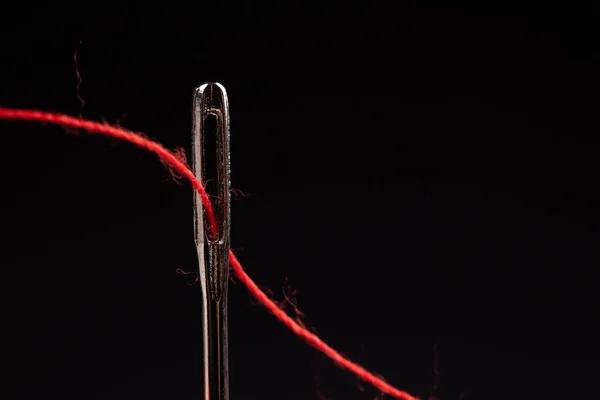 Siyah Arkaplanda Kırmızı Iplik Iğne — Stok fotoğraf