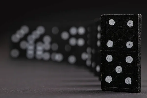 Czarne Domino Ciemnym Tle Zbliżenie Rozrzucone Domino Szarym Stole Gry — Zdjęcie stockowe