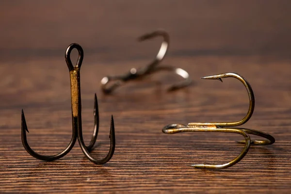 Tahta Arka Planda Kancalı Fish Hooks — Stok fotoğraf