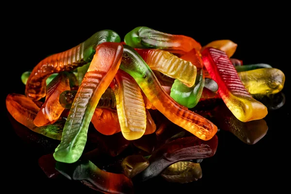 Haufen Saftige Bunte Gelee Würmer Süßigkeiten Gummibärchen Schlangen Auf Schwarz — Stockfoto