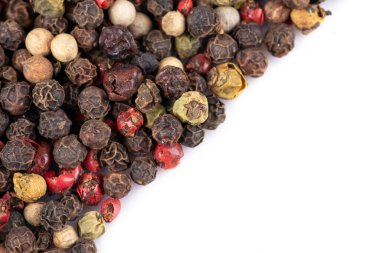 Beyaz arka plan üzerinde renkli biber karışımı.