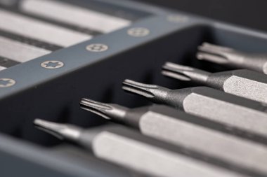 Tornavida için birkaç parça. Tornavida için metal parçalar. Ev kullanımı için araç ayarlandı. Tornavidalar için enjektör ve adaptörler. Başı farklı boyutta altıgen sürücüsü