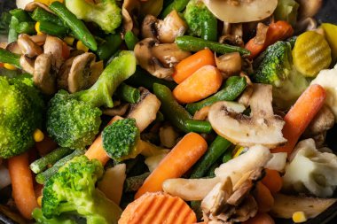 Dondurulmuş sebzeler. Havuç, Mısır ve bezelye dondurulmuş sebze karışımı