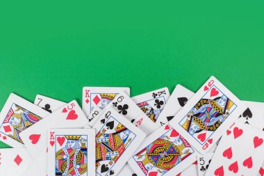 yeşil arkaplanda kart oynanıyor