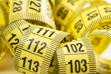 Sarı kıvrımlı mezura. Yakın çekim..