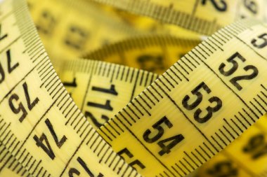 Sarı kıvrımlı mezura. Yakın çekim..