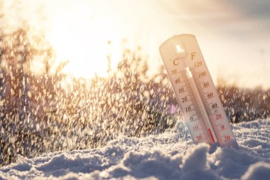 Kardaki termometre, Celsius veya Fareheit 'te düşük sıcaklık gösteriyor. Gün batımında.