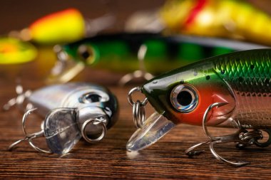 Renkli balık yemi, sallanan, dönen, ahşap masa üzerinde farklı balık yemi.