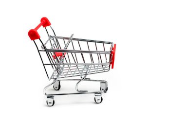 Boş market alışveriş arabası. Beyaz arkaplanda izole