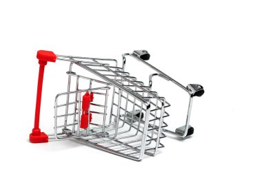 Boş market alışveriş arabasını devirdim. Beyaz arkaplanda izole