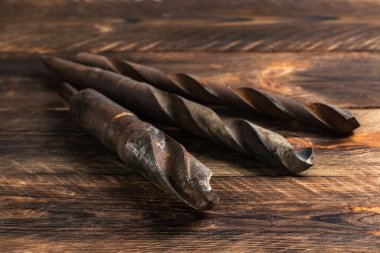 Tahta tahtalarda farklı boyutlarda metal matkap seti..