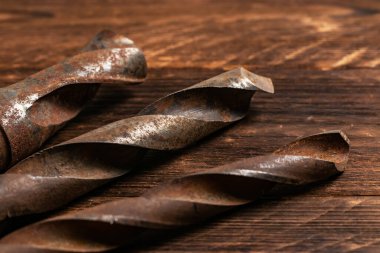 Tahta tahtalarda farklı boyutlarda metal matkap seti..