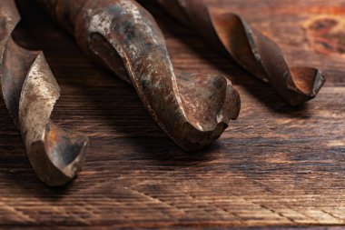 Tahta tahtalarda farklı boyutlarda metal matkap seti..