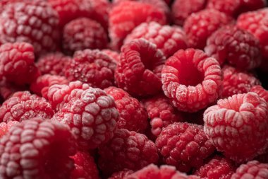 Donmuş ahududu böğürtlenleri, soğukla kaplı. Yakın plan..