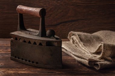 Ahşap arka planda eski bir demir. Klasik stil.