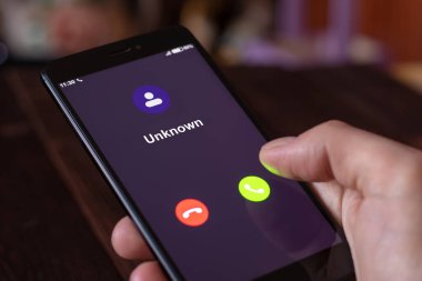 Bilinmeyen numara arıyor. Yabancıdan telefon var. Beklenmedik aramalar gece rahatsız ediyor. Tüm ekran grafikleri uydurma