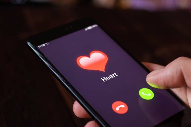 İnsan kalbi hastalık sinyalleri verir. Kalbinden seslen. Adam kalpten gelen bir arama ile telefonu tut. Kalp yetmezliğinin ilk çağrıları. Sağlık konsepti. Tüm ekran grafikleri uydurma