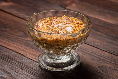 Ahşap arka planda cam kasede Fransız hardal sosu..