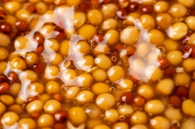 Fransız hardal tohumlarının tüm arka planında sıvı var. Kapat..