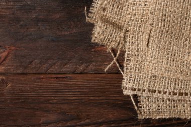 Eski çuval bezi desenli ahşap masa..