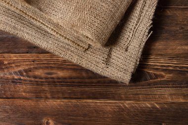 ahşap masa arka plan üzerine çuval bezi doku.