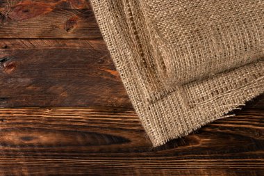 Eski çuval bezi desenli ahşap masa..