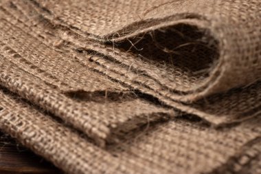 Çuval bezinin kırsal dokusu. Çok kaba bir arka plan, ketenden, kenevirden ya da kenevirden örülmüş kaba kumaş. Çuval bezi malzemesi. Tasarım elemanı. Torbalama şablonu