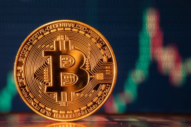 Bitcoin altın sikke ve çözülmüş grafik arka planı. Sanal kripto para birimi kavramı