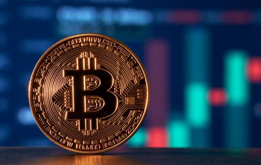 Bitcoin altın sikke ve çözülmüş grafik arka planı. Sanal kripto para birimi kavramı