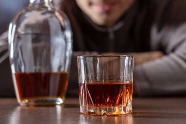 Alkolizm konsepti. Genç adam çok fazla alkol alıyor..