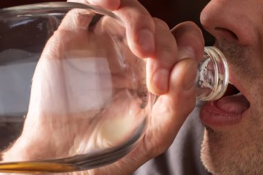 Bir şişe konyak içen bir adam..