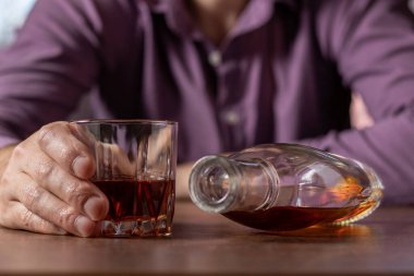 Alkolizm konsepti. İş adamı mesai sonrası alkol içiyor..