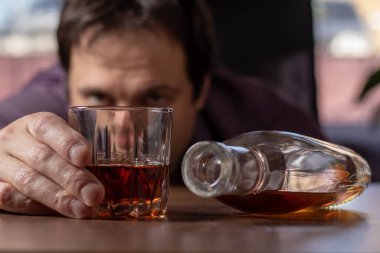 Alkolizm konsepti. İş adamı mesai sonrası alkol içiyor..