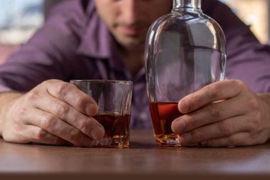 Alkolizm konsepti. İş adamı mesai sonrası alkol içiyor..