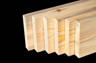 Ahşap işçiliği sektöründe siyah tahta üzerine tahta döşeme. Çam keresteli desteler. Katlanmış kenar tahtası. İnşaat için kereste.