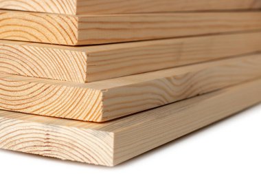 Ahşap işçiliği endüstrisinde beyaz tahta üzerine tahta döşeme. Çam keresteli desteler. Katlanmış kenar tahtası. İnşaat için kereste.