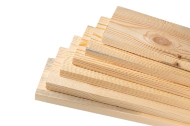 Ahşap işçiliği endüstrisinde beyaz tahta üzerine tahta döşeme. Çam keresteli desteler. Katlanmış kenar tahtası. İnşaat için kereste.