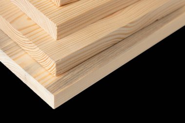 Ahşap işçiliği sektöründe siyah tahta üzerine tahta döşeme. Çam keresteli desteler. Katlanmış kenar tahtası. İnşaat için kereste.