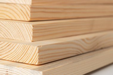 Ahşap işçiliği endüstrisinde beyaz tahta üzerine tahta döşeme. Çam keresteli desteler. Katlanmış kenar tahtası. İnşaat için kereste.