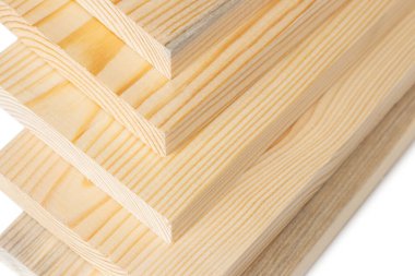 Ahşap işçiliği endüstrisinde beyaz tahta üzerine tahta döşeme. Çam keresteli desteler. Katlanmış kenar tahtası. İnşaat için kereste.