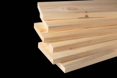 Ahşap işçiliği sektöründe siyah tahta üzerine tahta döşeme. Çam keresteli desteler. Katlanmış kenar tahtası. İnşaat için kereste.