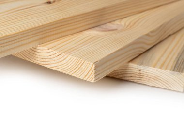 Beyaz üzerine çam ağacından yapılmış tahtalar. Doğal kaba ahşap tahtalar, kereste, endüstriyel ahşap, kereste..