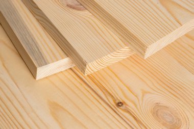 Çam ağacından kalaslar. Doğal kaba ahşap tahtalar, kereste, endüstriyel ahşap, kereste..