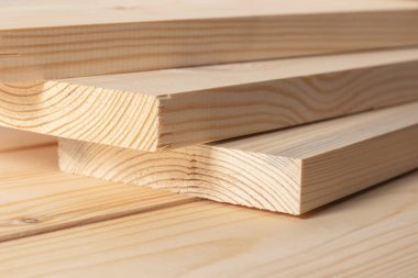 Çam ağacından kalaslar. Doğal kaba ahşap tahtalar, kereste, endüstriyel ahşap, kereste..