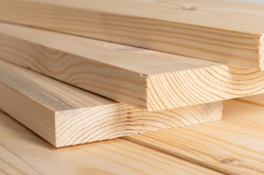 Çam ağacından kalaslar. Doğal kaba ahşap tahtalar, kereste, endüstriyel ahşap, kereste..