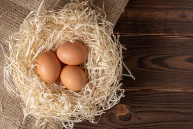 Ahşap arka planda yumurtalar.