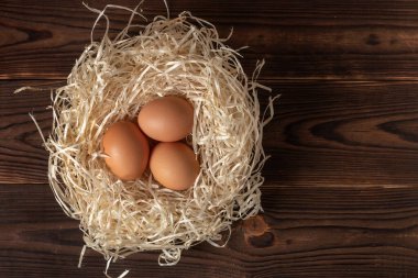 Ahşap arka planda yumurtalar.